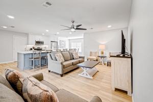 Modern home with WiFi deck washer & dryer and central AC