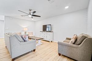 Modern home with WiFi deck washer & dryer and central AC