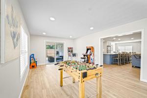 Modern home with WiFi deck washer & dryer and central AC