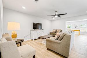 Modern home with WiFi deck washer & dryer and central AC