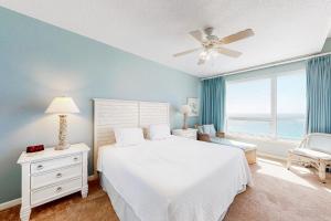 Cozy open unit steps to the beach convenient to dining
