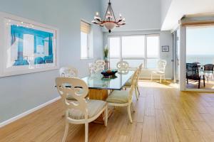 Cozy open unit steps to the beach convenient to dining