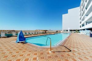 Beautiful beachfront condo with shared pool & beach access