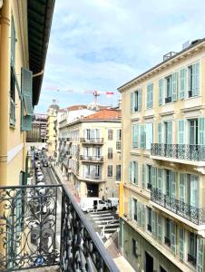 Charming & roomy apartment with balcony heart of Nice