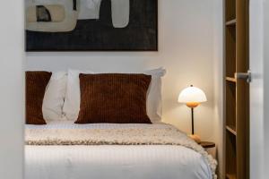 Luxury 1BR Skyline Views and Amenities