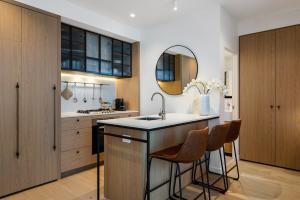 Luxury 1BR Skyline Views and Amenities