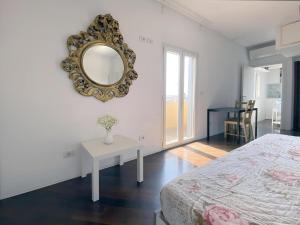 Bright studio apartment with balcony near the Central Station