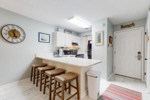 Beautiful coastal studio condo with pool