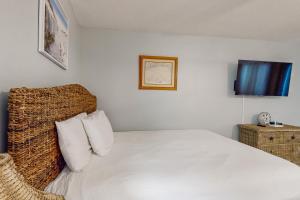 Beautiful coastal studio condo with pool