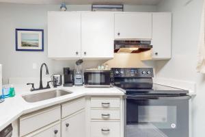 Beautiful coastal studio condo with pool