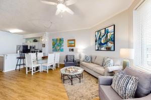 4th-floor condo with beach ambience lagoon pool gym tennis & pickleball