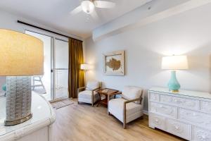 4th-floor condo with beach ambience lagoon pool gym tennis & pickleball
