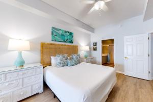 4th-floor condo with beach ambience lagoon pool gym tennis & pickleball