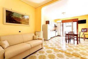 Flat Margot, Central Sorrento, 2BR 2BT Flat, Sleeps 4, terrace