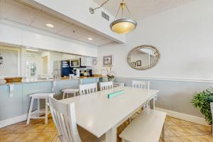 Gulf-front condo with bicycles lazy river & pickleball