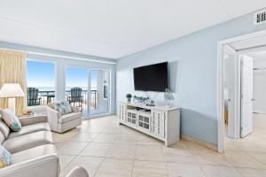 Comfortable beachfront condo with beach service - quick drive to dining