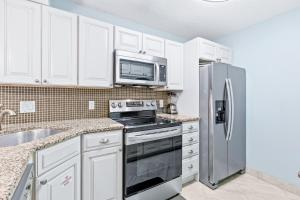 Comfortable beachfront condo with beach service - quick drive to dining