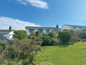Shellseekers lovely views across Port Isaac