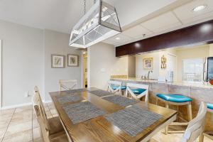 Elegant abode overlooking the pool with beach access tennis & pickleball
