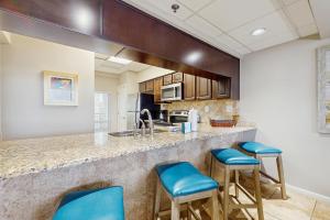 Elegant abode overlooking the pool with beach access tennis & pickleball