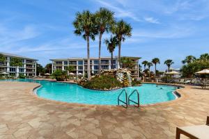 Elegant abode overlooking the pool with beach access tennis & pickleball