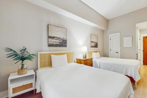 Cozy coastal studio with access to a pool hot tub tennis courts grill & spas