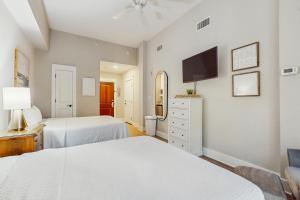 Cozy coastal studio with access to a pool hot tub tennis courts grill & spas