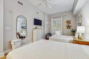 Cozy coastal studio with access to a pool hot tub tennis courts grill & spas