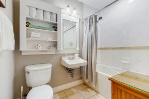 Cozy coastal studio with access to a pool hot tub tennis courts grill & spas