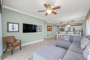 Sixth-floor Gulf-front condo with water views pool hot tub & covered parking