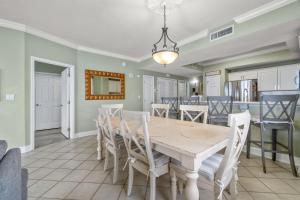 Sixth-floor Gulf-front condo with water views pool hot tub & covered parking