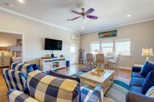 Gated-entry condo near the beach with pool hot tub & private balcony