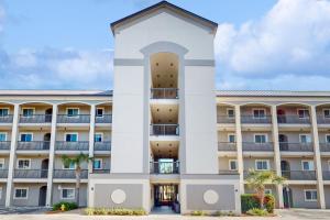 Gated-entry condo near the beach with pool hot tub & private balcony