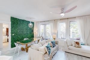 Baytowne Wharf combo with a full kitchen plus pool hot tub & gym