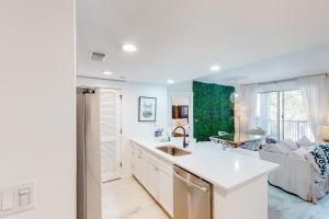 Baytowne Wharf combo with a full kitchen plus pool hot tub & gym
