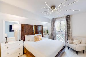 Baytowne Wharf combo with a full kitchen plus pool hot tub & gym