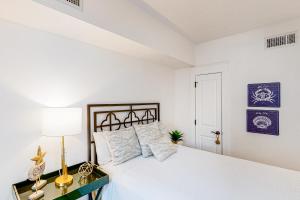 Baytowne Wharf studio with a kitchenette plus pool hot tub & fitness room