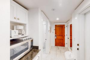 Baytowne Wharf studio with a kitchenette plus pool hot tub & fitness room