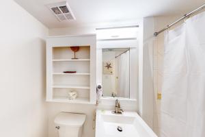 Baytowne Wharf studio with a kitchenette plus pool hot tub & fitness room