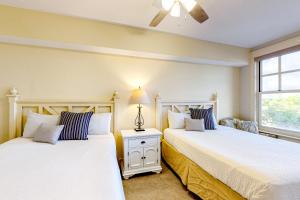 Bright & cozy coastal condo with shared pools hot tubs fast WiFi & central AC