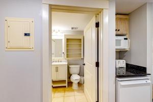 Bright & cozy coastal condo with shared pools hot tubs fast WiFi & central AC
