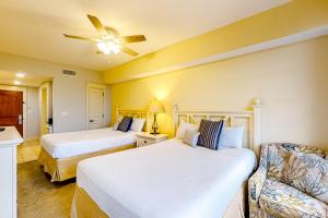 Bright & cozy coastal condo with shared pools hot tubs fast WiFi & central AC