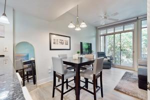 Open and attractive condo near beach with shared pool & hot tub