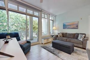 Open and attractive condo near beach with shared pool & hot tub