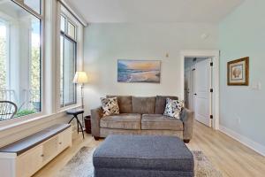 Open and attractive condo near beach with shared pool & hot tub