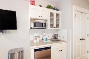 Comfy studio with kitchenette central AC pools hot tub & tennis
