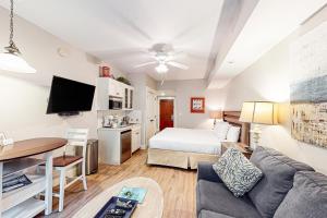 Comfy studio with kitchenette central AC pools hot tub & tennis