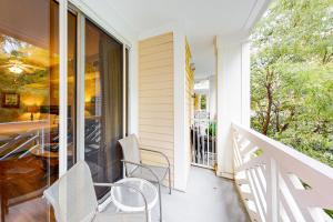 Comfy studio with kitchenette central AC pools hot tub & tennis