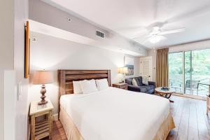 Comfy studio with kitchenette central AC pools hot tub & tennis