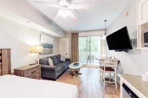 Comfy studio with kitchenette central AC pools hot tub & tennis